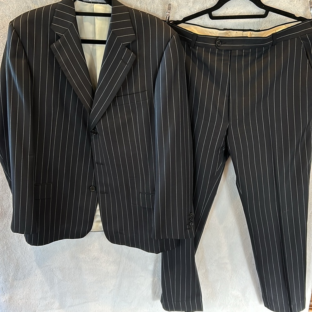 Hickey Freeman 100% Wool suit with working surgeons cuffs